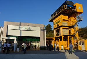 Visitantes no estande LINTEC-IXON no terceiro dia de feira
